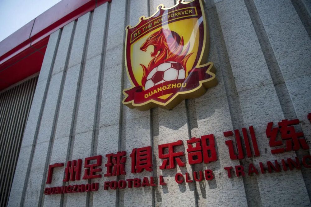 吴东海皱紧眉头：如果八大天王不出马，我怕是抢不回长白山那对父子啊......吴鑫说：可是我们继续这么等下去，不知道等到什么时候爷爷才会醒。